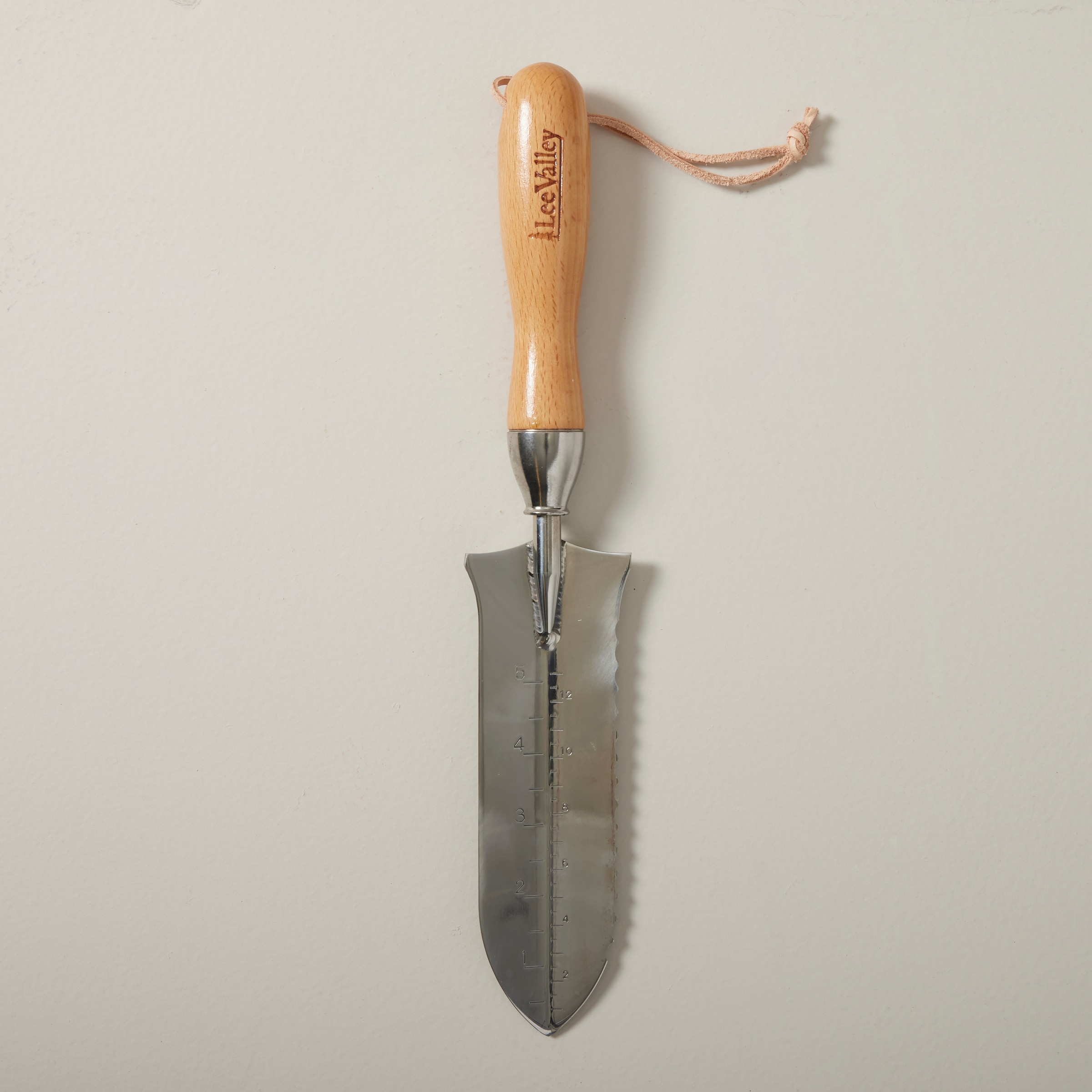 Lee deals valley trowel