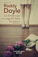 LA FEMME QUI SE COGNAIT DANS LES PORTES