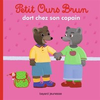 Petit ours brun dort chez un copain