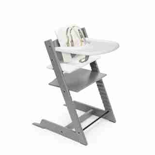 Chaise haute Tripp Trapp® gris tempête avec coussin Sweetheart et plateau.