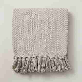 JETÉ À CHEVRON EN TISSU CHENILLE – GRIS TOURTERELLE