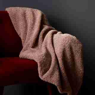 JETÉ EN FAUSSE FOURRURE PELUCHÉE – TAUPE