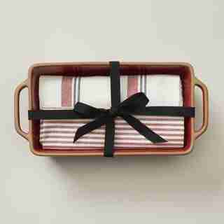 OUI RED LOAF BAKER & TEA TOWEL GIFT SET