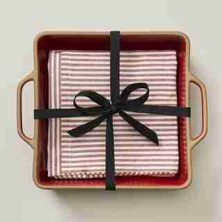 OUI RED SQUARE BAKER & APRON GIFT SET