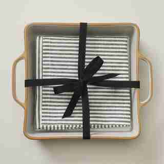 OUI IVORY SQUARE BAKER & APRON GIFT SET