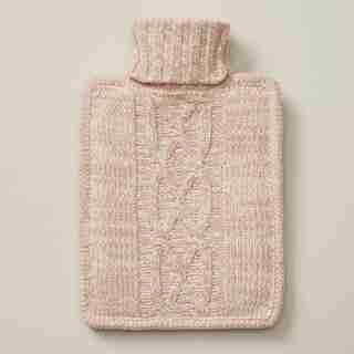 BOUILLOTTE AVEC HOUSSE EN MAILLE TORSADÉE – ROSE CHINÉ