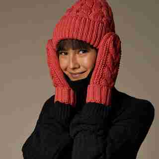 LOVE AND LORE SUSTAINABLE STYLE ECO CABLE KNIT MITTEN CORAL
