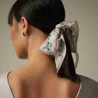 FOULARD TOUR DE COU EN FORME DE LOSANGE – TOURBILLON DE FLEURS, CRÈME