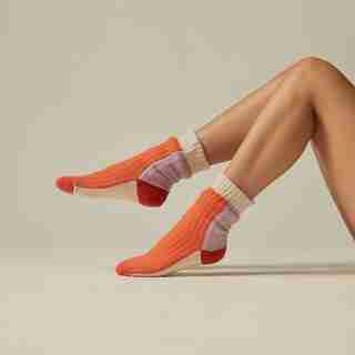CHROMATIC MID-RISE READING SOCKS™ CORAL
