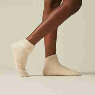 CHAUSSETTES DE LECTURE À LA CHEVILLE EN TRICOT NATTÉ – CRÈME