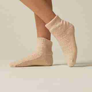 CHAUSSETTES DE LECTURE À LA CHEVILLE EN TRICOT NATTÉ – ROSE POUDRÉ