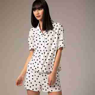 PYJAMA COURT DEUX-PIÈCES EN POPELINE, MOTIF À POIS INDIGO MOYEN