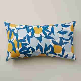 COUSSIN – MOTIF D’AGRUMES, INDIGO DÉLAVÉ (30,5 CM X 53,5 CM)