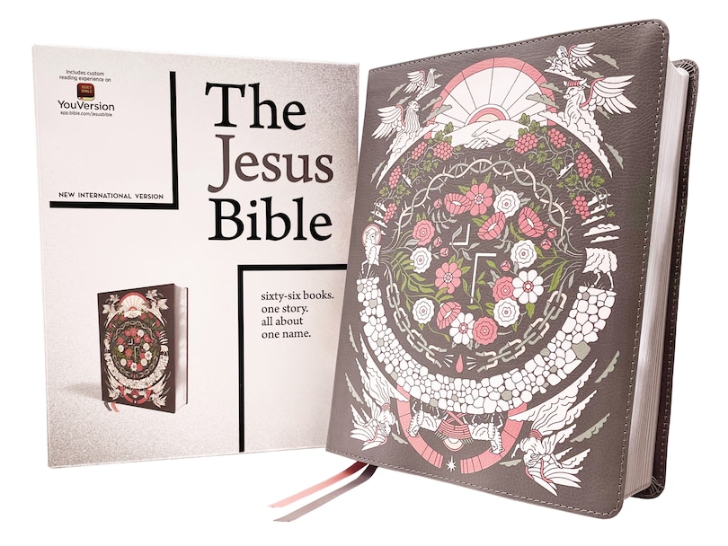 Couverture_The Jesus Bible Artist Edition, Niv, Leathersoft, Gray Floral, Comfort Print