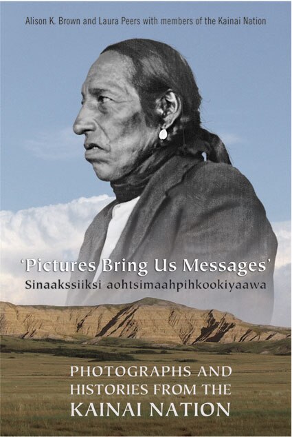 Couverture_Pictures Bring Us Messages / Sinaakssiiksi aohtsimaahpihkookiyaawa