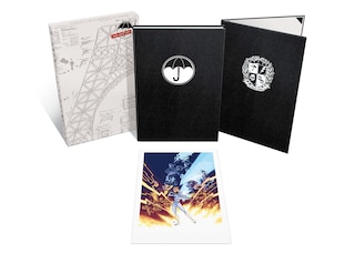 Front cover_The Umbrella Academy Volume 1: Apocalypse Suite (deluxe Edition)