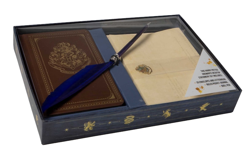 Front cover_Harry Potter: Hogwarts School of Witchcraft and Wizardry Desktop Stationery Set (With Pen)