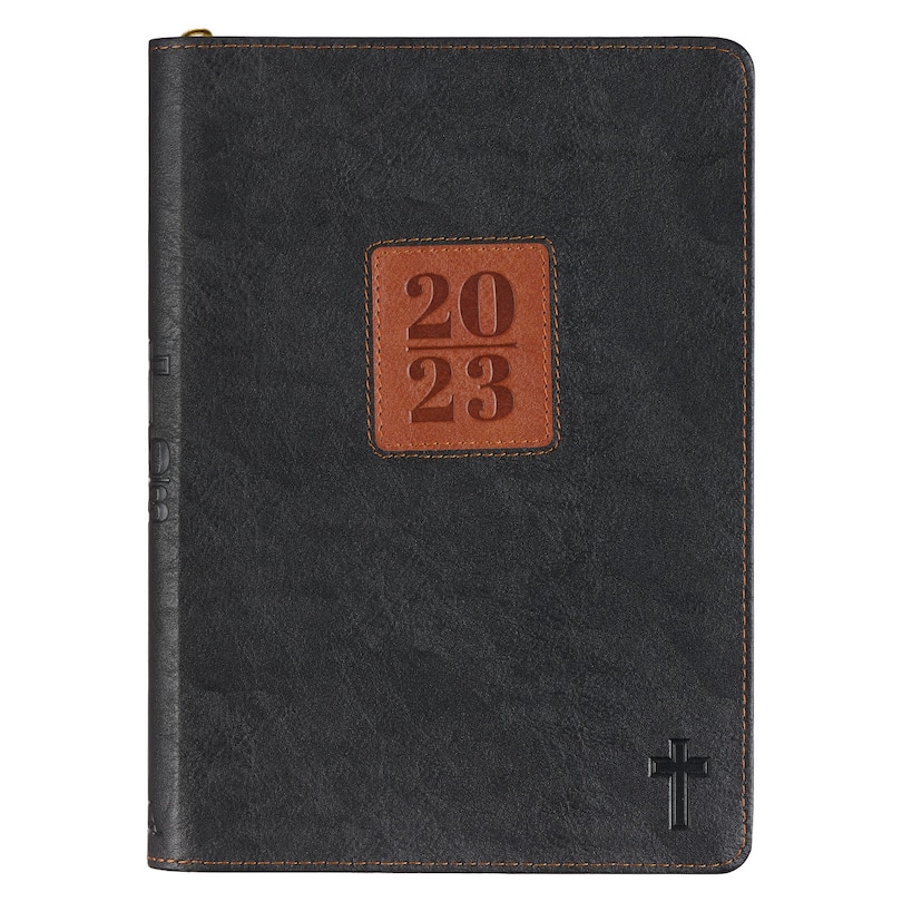 Couverture_Christian Art Gifts 2023 12 Month Executive Faux Vegan Leather Planner for Men & Women w/Brown Patch & Cross, Faith-inspired Daily Personal Monthly Organizer w/Zipper Closure & Ribbon Marker, Black