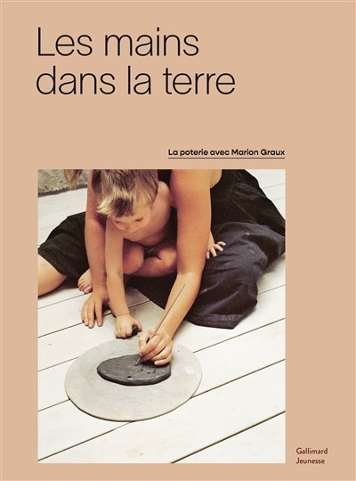 Front cover_Les mains dans la terre