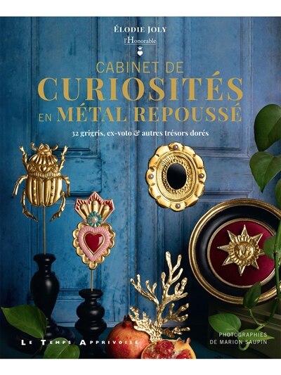 Couverture_Cabinet de curiosités en métal repoussé : 32 grigris, ex-voto & autres trésors dorés