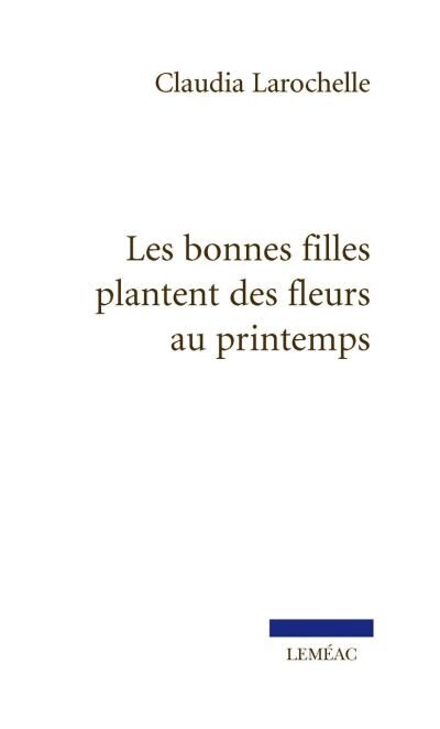 Les bonnes filles plantent des fleurs au printemps