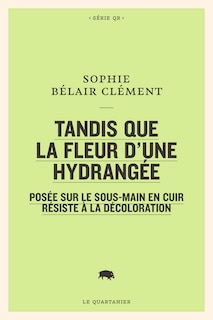Couverture_Tandis que la fleur d'une hydrangée posée sur le sous-main en cuir résiste à la décoloration