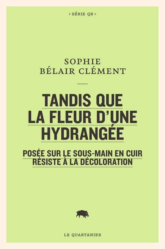 Couverture_Tandis que la fleur d'une hydrangée posée sur le sous-main en cuir résiste à la décoloration