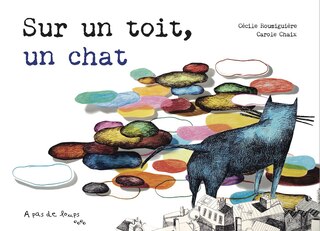 Sur un toit, un chat