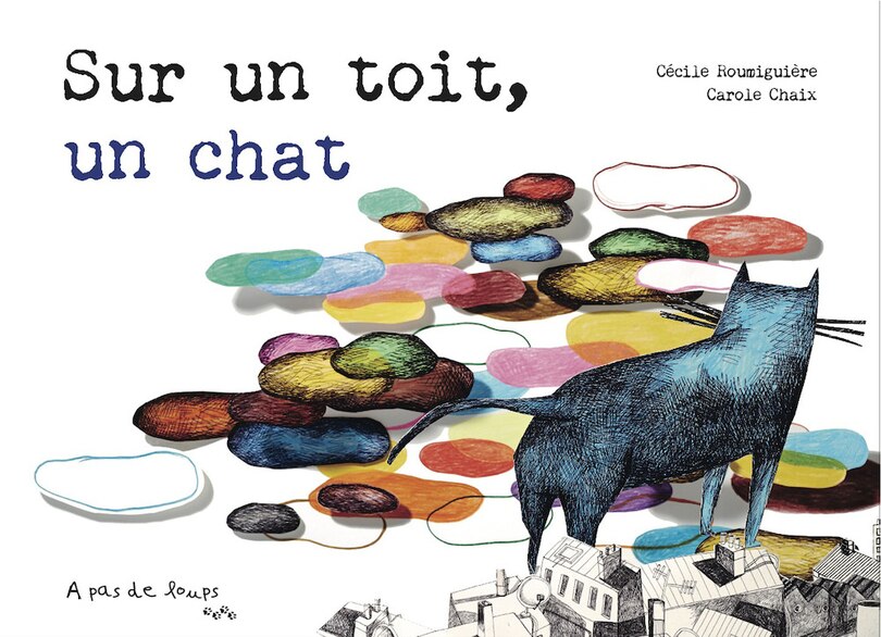 Sur un toit, un chat
