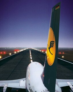 Front cover_The Wings of the Crane, 50 Years of Lufthansa Design