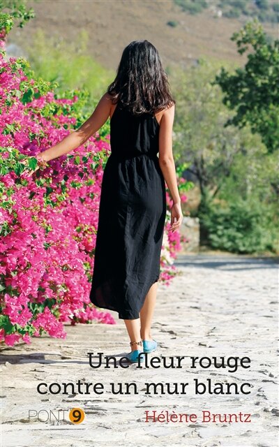 Front cover_Une fleur rouge contre un mur blanc