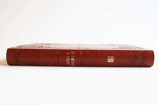 Aperçu du contenu_KJV Holy Bible, Giant Print Thinline Large format, Brown Premium Imitation Leath er with Ribbon Marker, Red Letter, and Thumb Index