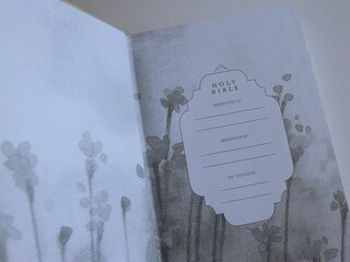 Aperçu du contenu 3_KJV Holy Bible, Giant Print Large format, Hardcover Yellow with Flowers with Ribbon Marker, Red Letter, and Thumb Index