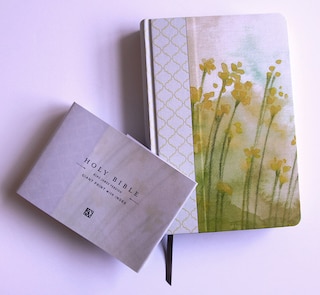 Aperçu du contenu 4_KJV Holy Bible, Giant Print Large format, Hardcover Yellow with Flowers with Ribbon Marker, Red Letter, and Thumb Index