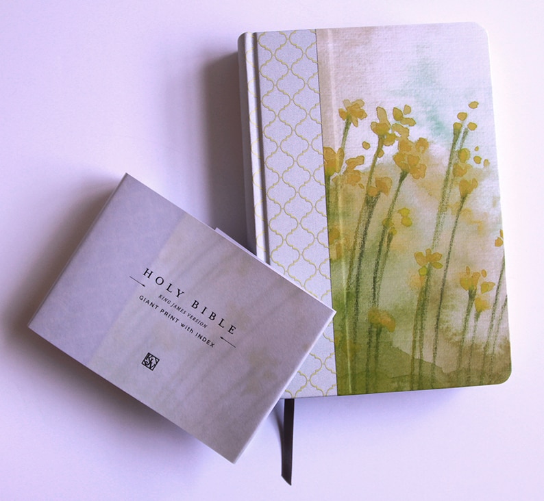 Aperçu du contenu 4_KJV Holy Bible, Giant Print Large format, Hardcover Yellow with Flowers with Ribbon Marker, Red Letter, and Thumb Index