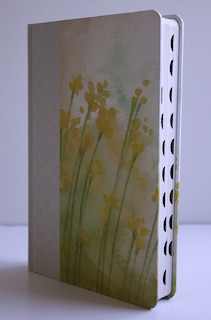 Aperçu du contenu 5_KJV Holy Bible, Giant Print Large format, Hardcover Yellow with Flowers with Ribbon Marker, Red Letter, and Thumb Index