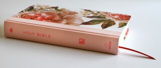 Aperçu du contenu_KJV Holy Bible, Large Print Medium format, Pink Cloth Hardcover w/Thumb Index and Ribbon Marker, Red Letter
