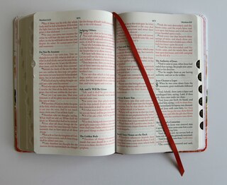 Aperçu du contenu 2_KJV Holy Bible, Large Print Medium format, Pink Cloth Hardcover w/Thumb Index and Ribbon Marker, Red Letter
