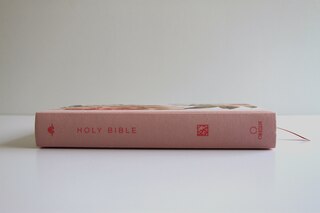Aperçu du contenu 3_KJV Holy Bible, Large Print Medium format, Pink Cloth Hardcover w/Thumb Index and Ribbon Marker, Red Letter