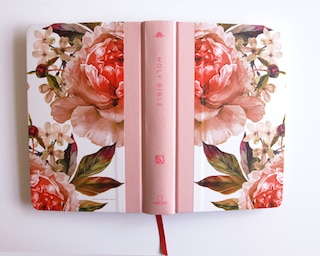 Aperçu du contenu 5_KJV Holy Bible, Large Print Medium format, Pink Cloth Hardcover w/Thumb Index and Ribbon Marker, Red Letter