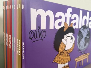 Aperçu du contenu_Lata Mafalda: 11 tomos en una lata (Edición Feliz Aniversario, Mafalda) / Mafalda Collection: 11 Volumes in a Tin Box (Happy Anniversary Edition, Mafalda)