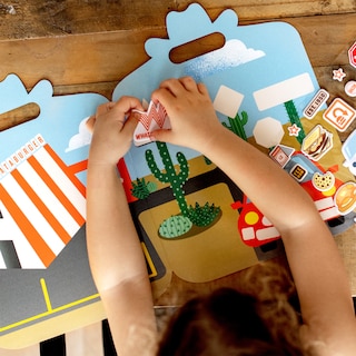 Aperçu du contenu_Little Foodies Reusable Sticker Play Set