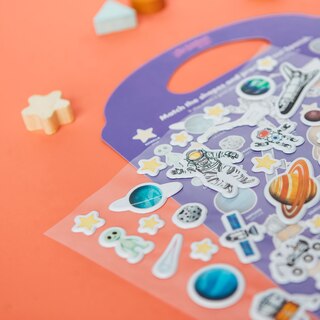 Sample content 4_Sí Sabo Galaxy: A Bilingual Reusable Sticker Play Set