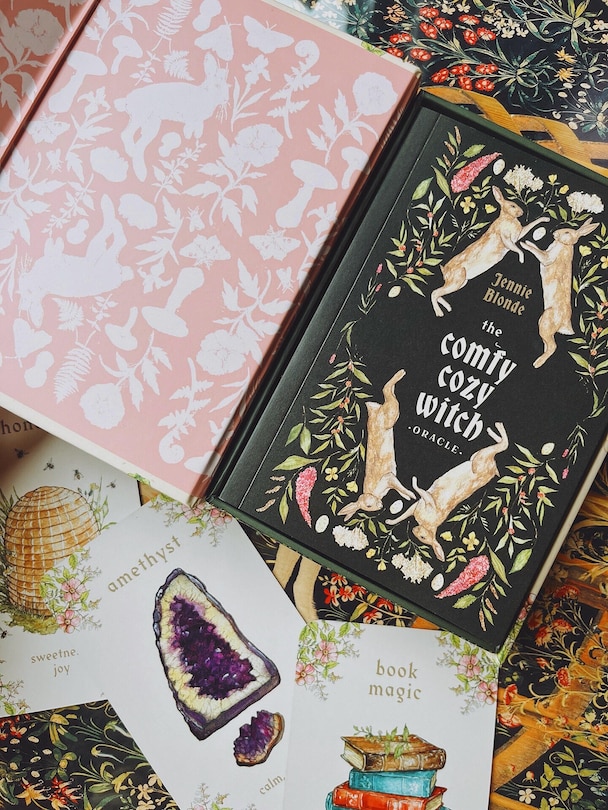 Aper&ccedil;u du contenu_The Comfy Cozy Witch Oracle
