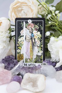 Sample content 2_The Intuitive Night Goddess Tarot