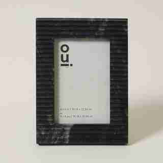 CADRE EN MARBRE CANNELÉ – NOIR (10 CM X 15 CM)