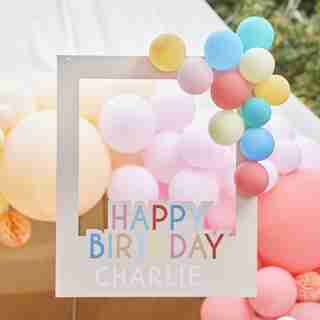 Cadre photobooth, carte avec des ballons brillants