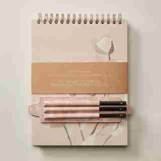 CARNET À CROQUIS AVEC CRAYONS – JARDIN DE FLEURS ENNEIGÉ