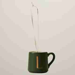 ORNEMENT DES FÊTES EN FORME DE TASSE – LETTRE « L »
