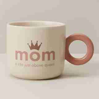 TASSE – MOM A TITLE JUST ABOVE QUEEN